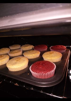 A picture of Vanilla cupcakes😁😁 #jikonichallenge.