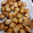 Σπιτικά κρουτόν με σκόρδο και δενδρολίβανο