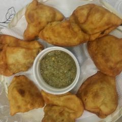 A picture of Aloo k samoosay.