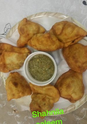 A picture of Aloo k samoosay.