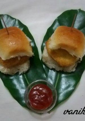 A picture of Vada pav.