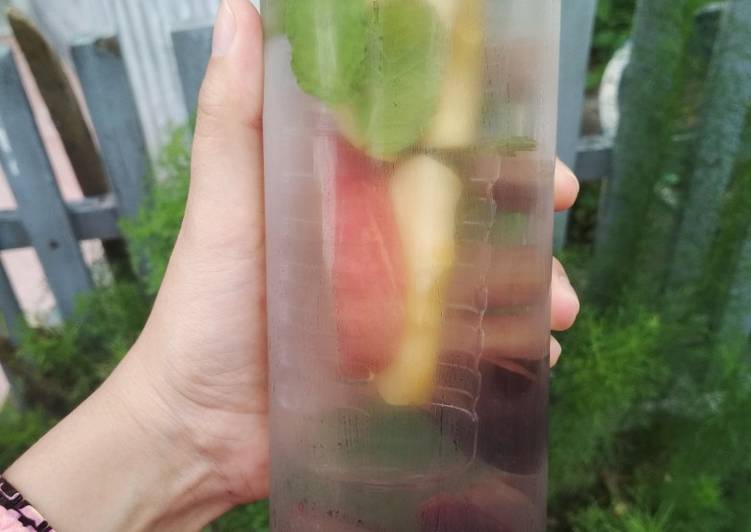 Resep Infused water (apel+anggur+daun mint), Enak Banget