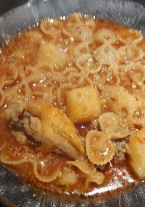 Una foto de Guiso de moños con alitas de pollo