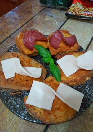 O poză a rețetei Pâinică cu ouă, boia dulce și parmezan. Salam de Sibiu și șuncă😋.