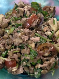 Una foto de Ensalada de lentejas, rúcula y atún 🥗