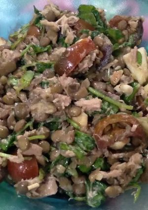 Una foto de Ensalada de lentejas, rúcula y atún 🥗