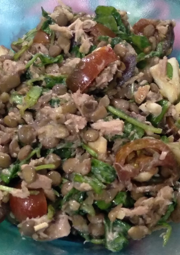 Una foto de Ensalada de lentejas, rúcula y atún 🥗