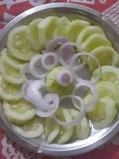 खीरा और प्याज़ का सलाद (kheera aur pyaz ka salad recipe in Hindi) रेसिपी मुख्य फोटो