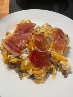 Una foto de Revuelto de champiñones y jamón serrano