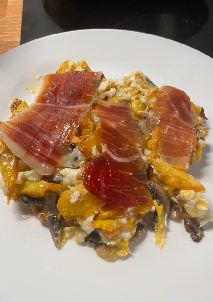 Una foto de Revuelto de champiñones y jamón serrano
