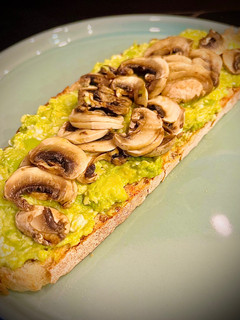 Una foto de Desayuno saludable : Tostada verde de aguacate, huevo y champiñón