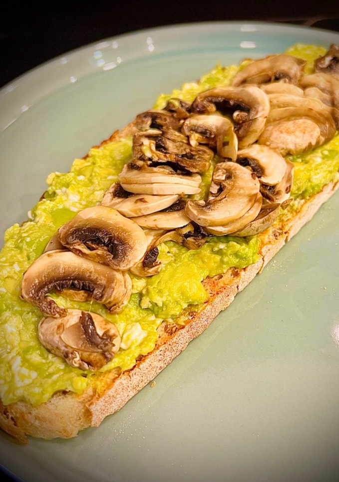 Una foto de Desayuno saludable : Tostada verde de aguacate, huevo y champiñón