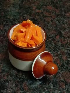 લીલી હળદર નું અથાણું(Lili haldar Pickle recipe in Gujarati) રેસીપી મુખ્ય ફોટો