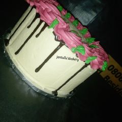 A picture of Drips buttercream icing cake.