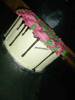 A picture of Drips buttercream icing cake.