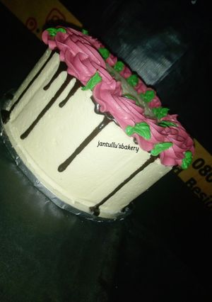 A picture of Drips buttercream icing cake.