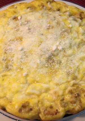 Una foto de Tortilla de pollo, hamburguesa y queso al horno