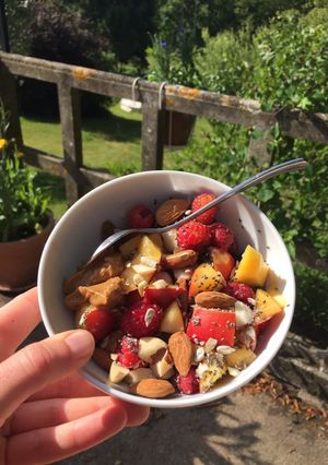 Une photo de Idées petit-dej d'été - Bol de fruits aux amandes