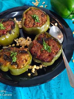 भरलेली सिमला मिर्च (bharali shimla mirch recipe in marathi) रेसिपी चे मुख्य फोटो