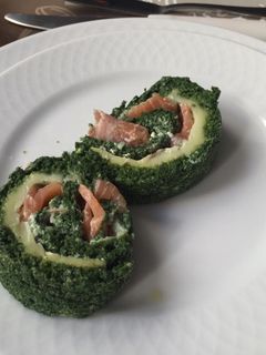 Una foto de Rollo de espinacas relleno de salmón ahumado