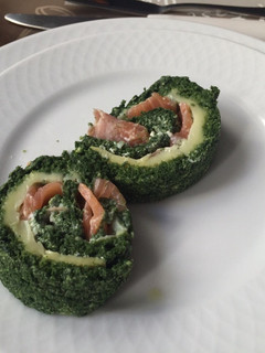 Una foto de Rollo de espinacas relleno de salmón ahumado