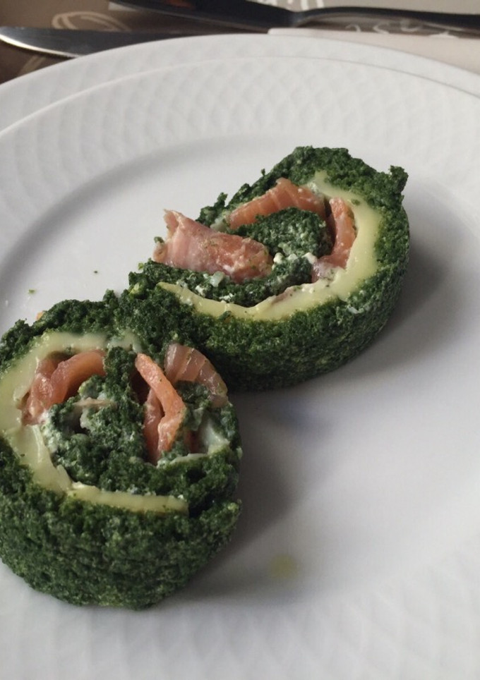 Una foto de Rollo de espinacas relleno de salmón ahumado 