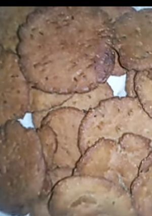 आटे की नमकीन मठरी (Aate ki namkeen mathri recipe in Hindi) रेसिपी मुख्य फोटो