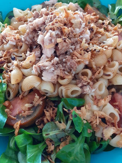 Una foto de Ensalada de canónigos y pasta🥗