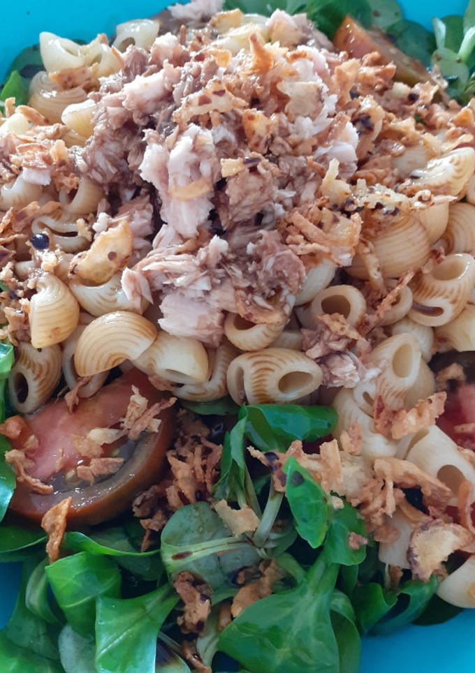 Una foto de Ensalada de canónigos y pasta🥗