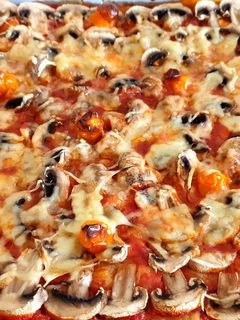 Une photo de Pizza aux champignons #cuisinedumonde