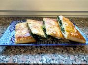 Una foto di pasta sfoglia alici rotolo