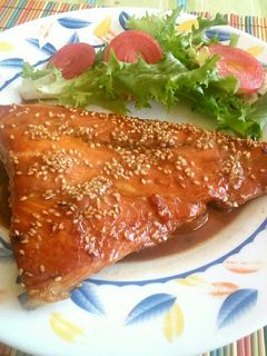 Una foto de Salmón marinado con soja, miel y sésamo