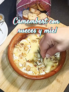 Una foto de Camembert con nueces y miel