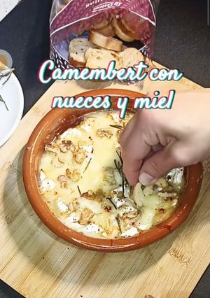 Una foto de Camembert con nueces y miel