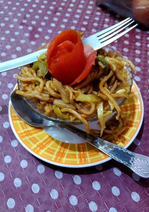 चटपटी वेज नूडल्स (Chatpati veg noodles recipe in hindi) रेसिपी मुख्य फोटो