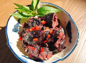 Hình của món Trám đen kho nước tương.