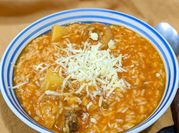 Una foto de guiso de arroz con pollo