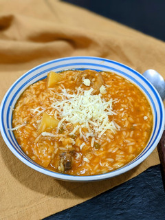 Una foto de Guiso de arroz con pollo 🍗 Algo calentito, fácil y económico de hacer!