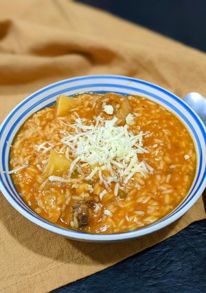 Una foto de Guiso de arroz con pollo 🍗 Algo calentito, fácil y económico de hacer!
