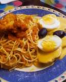 Tallarines rojos con pollo y papa a la huancaina