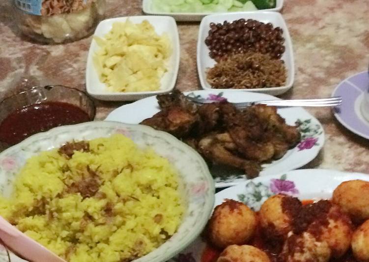 Cara Gampang Menyiapkan Nasi Kuning yang Bisa Manjain Lidah