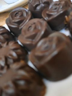 صورة لوصفة شوكولاتة بحشوة اللوتس خرافية وسهلة التحضير 🍫😋