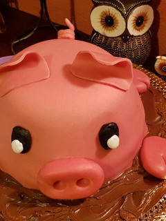 Una foto de Tarta Cerdito para Cumpleaños (Bizcocho de Chocolate)