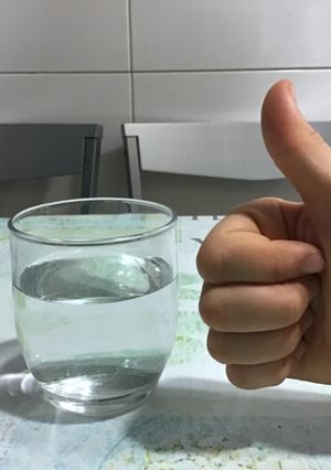 Una foto de Un vaso de agua