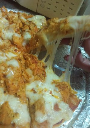 A picture of Chéésy cheese 🧀 chicken 🐔 pizza 🍕🍕.