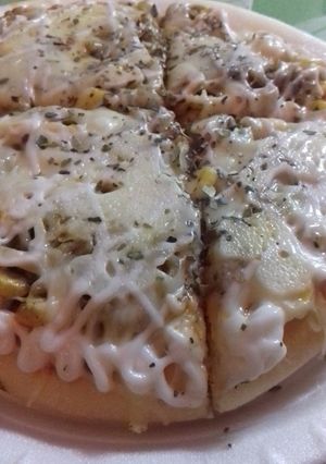 A picture of Cheese corn pizza.