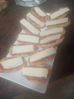 Una foto de Tostas de membrillo y queso brie