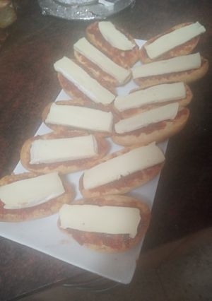 Una foto de Tostas de membrillo y queso brie