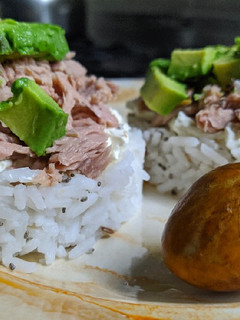 Una foto de Falsas Hamburguesas de Arroz, Atún y Palta ✨🥑