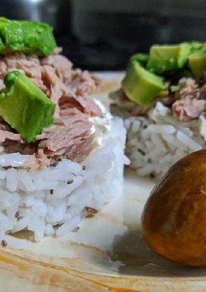 Una foto de Falsas Hamburguesas de Arroz, Atún y Palta ✨🥑